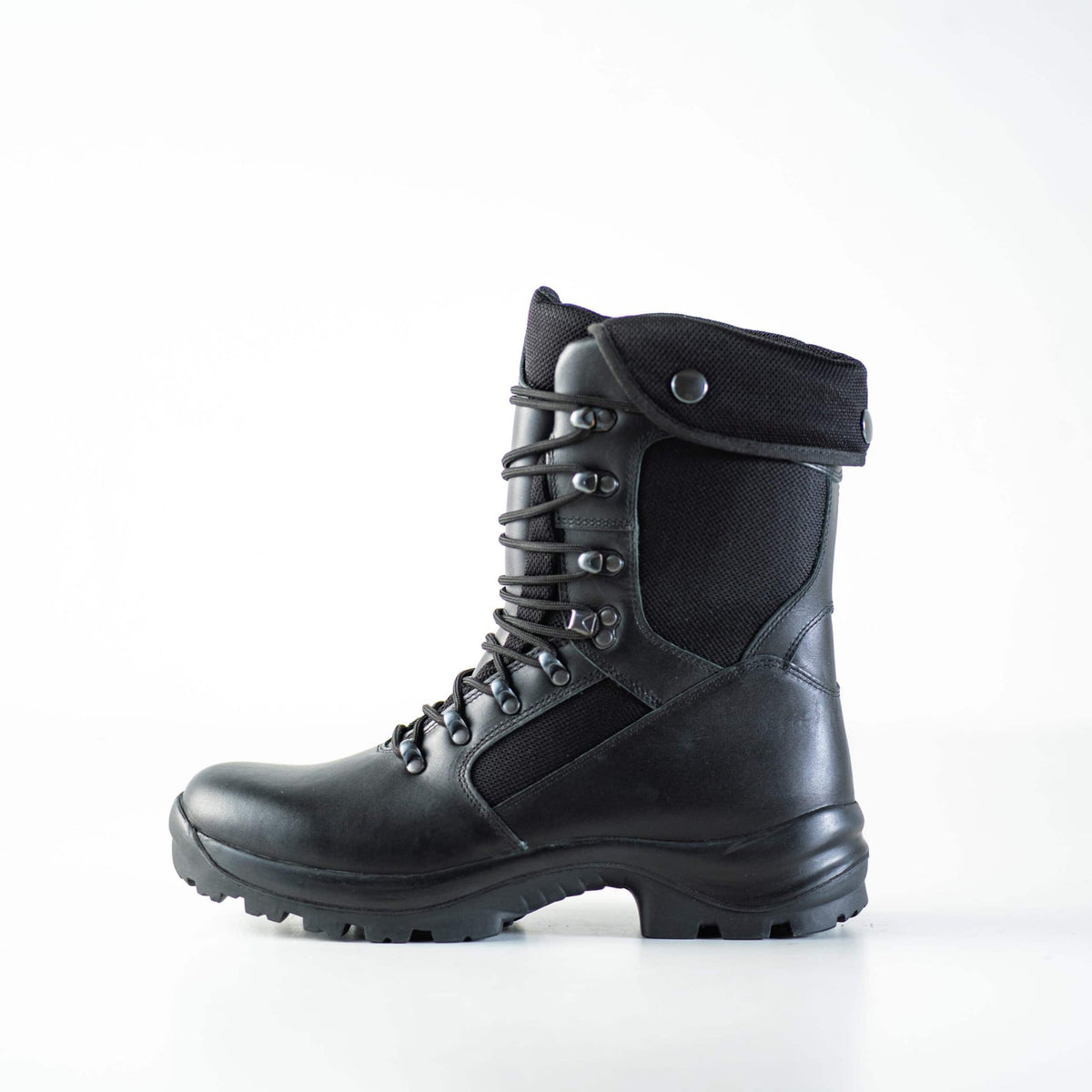2. Side view of Samelin Winter Utopia black boots, highlighting water-repellent leather and textile