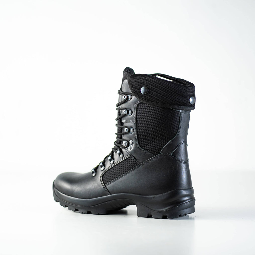 4. Angled view of Samelin Winter Utopia boots, emphasizing breathable textile lining and rugged construction