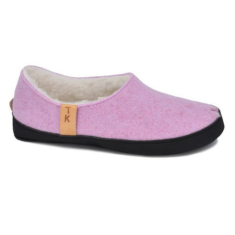 5. Side view of TOKU Budapest light pink lambswool slipper, highlighting arch support and felt material