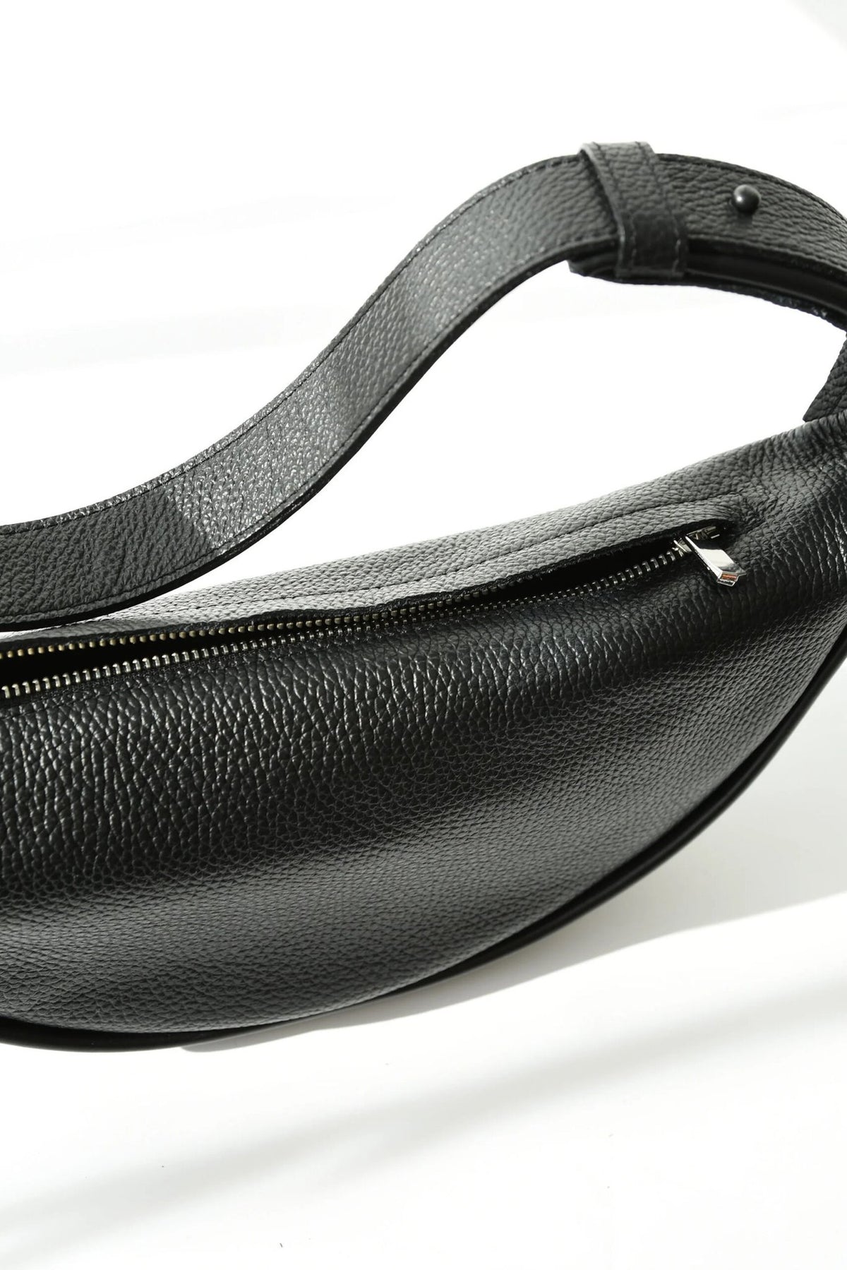 7. Close-up of Gerda Retter Design Leather Bag Ateena in black, showing zipper and leather texture