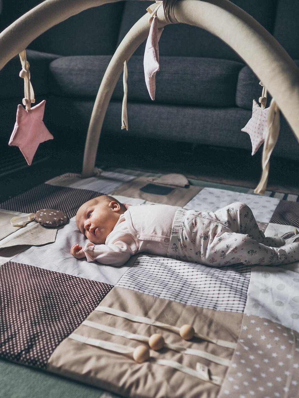 3. Close-up of crinkling fabric detail on Karloova brown activity mat