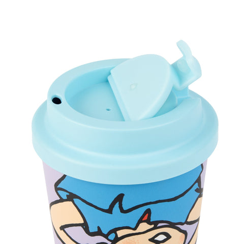 3. Close-up of blue screw-on lid on Biodegradable Take-Away Mug Pippi, highlighting secure closure