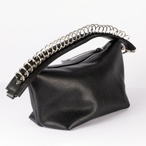 2. Side view of PYKOK Handbag Bona in black leather, highlighting metal chain strap and zipper closure