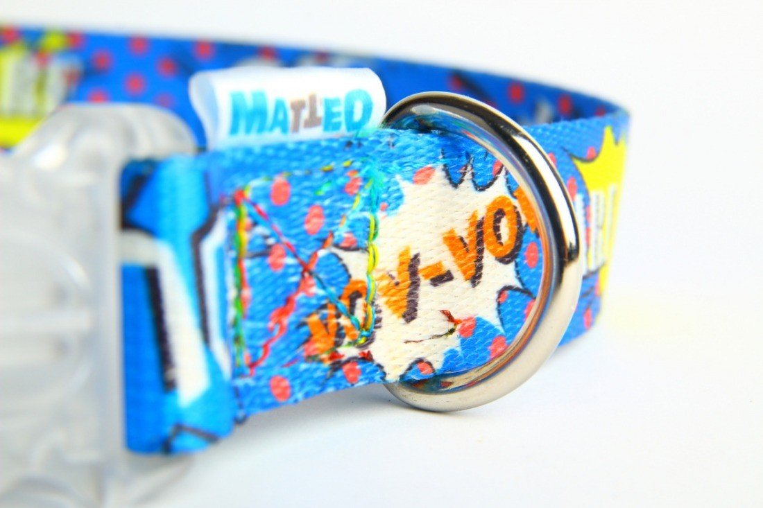 5. Close-up of stainless steel D-ring on blue graffiti-patterned dog collar with Matteo logo