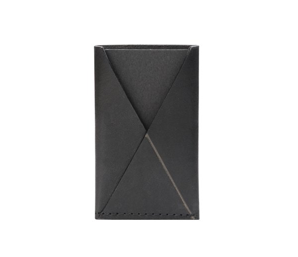 6. Studio shot of RR slim card holder in black leather, front view