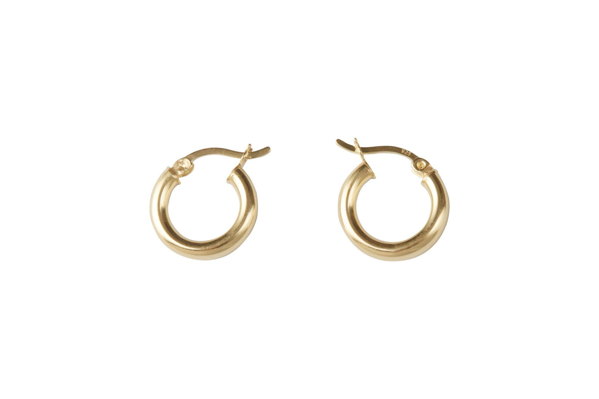 2. Studio image of Lisa Kroeber Jewellery gold Mix&Match HOOPS, highlighting elegant 925 silver craftsmanship