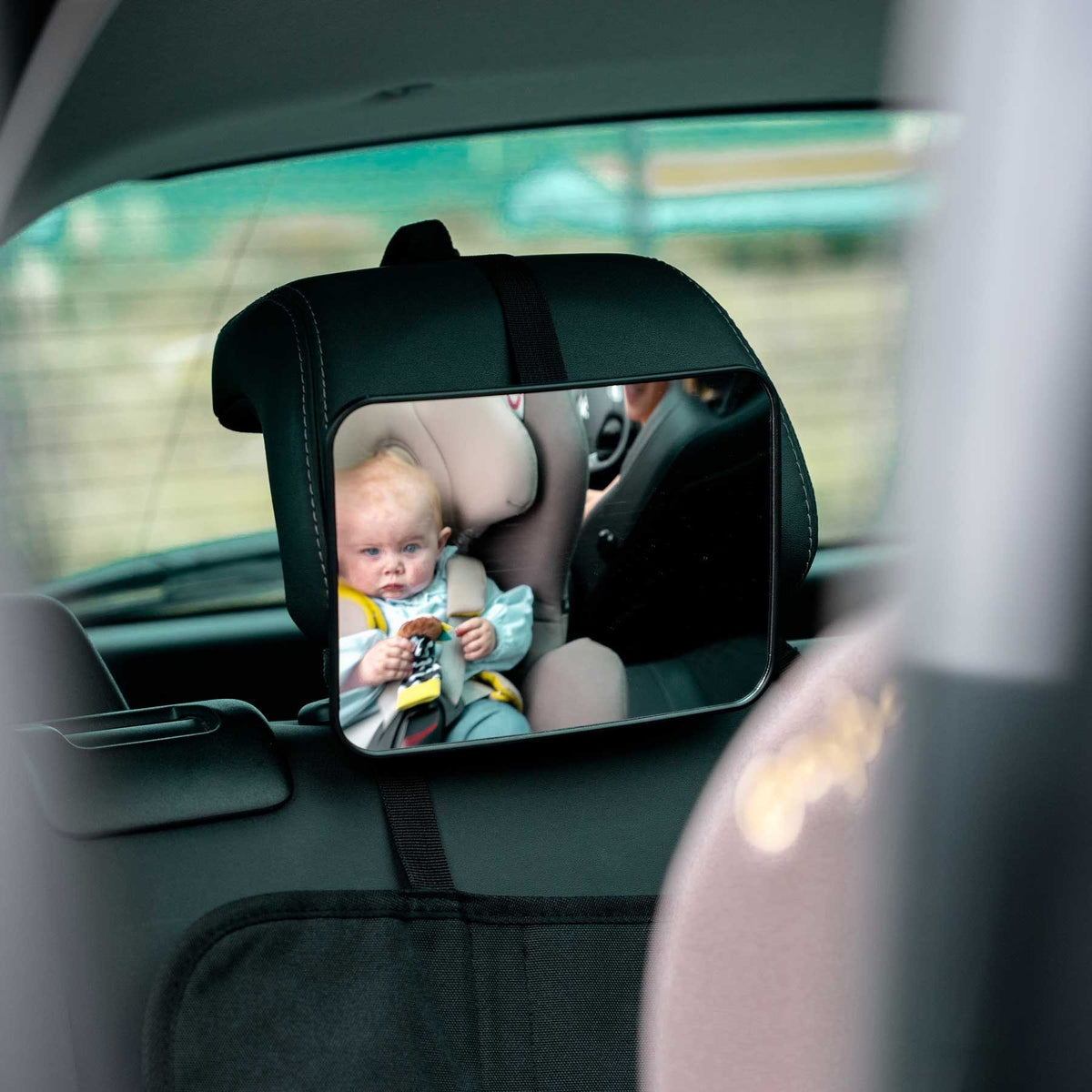 2. Ezimoov EZI MIRROR CLASSIC installed on rear headrest, reflecting baby in car seat