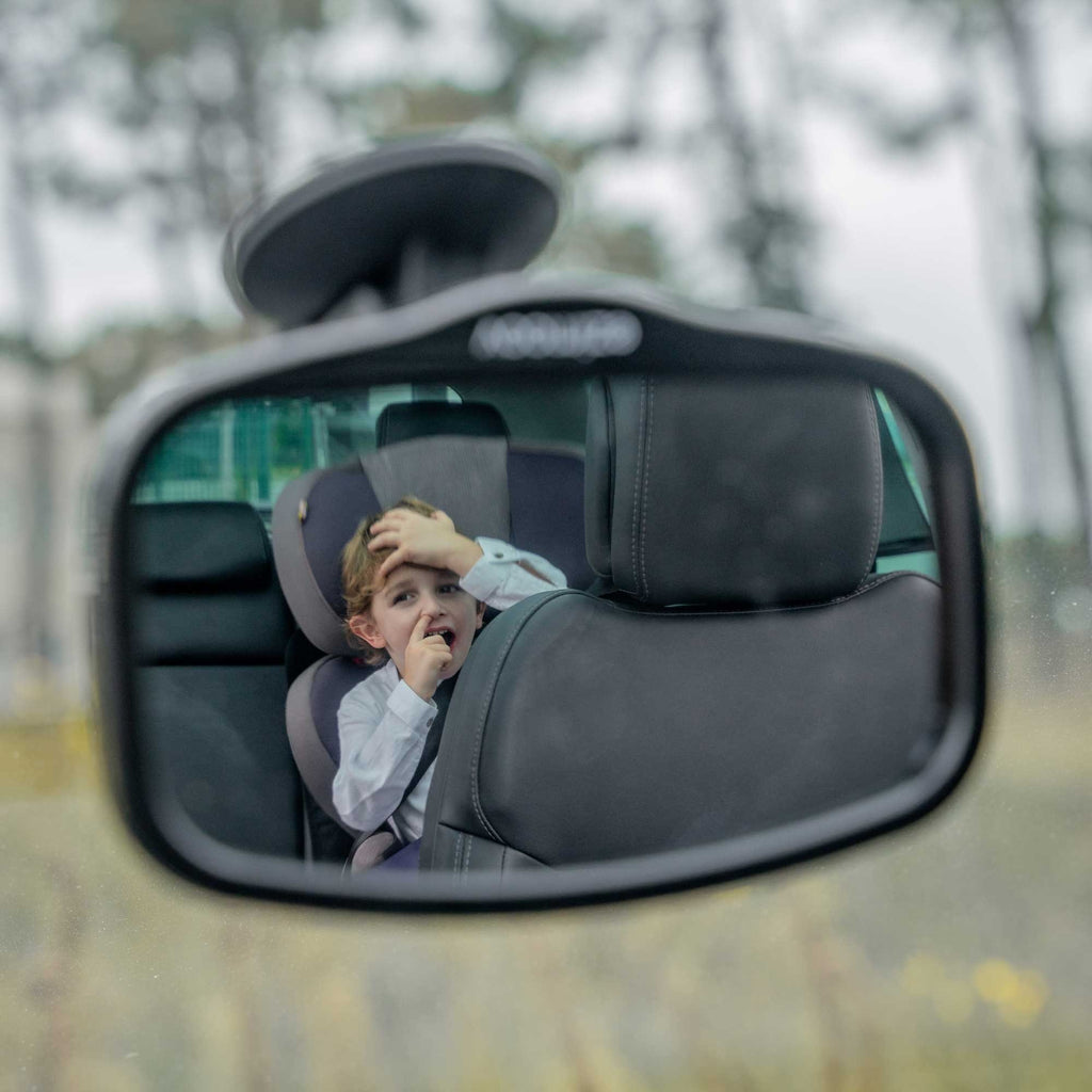 2. Child in car seat visible through Ezimoov EZI MIRROR MINI with outdoor background