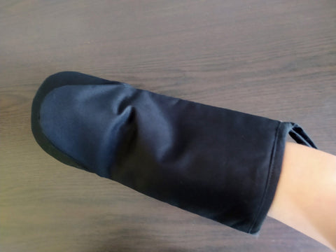 4. Black oven mitt shown from the back, displaying plain fabric and ergonomic design
