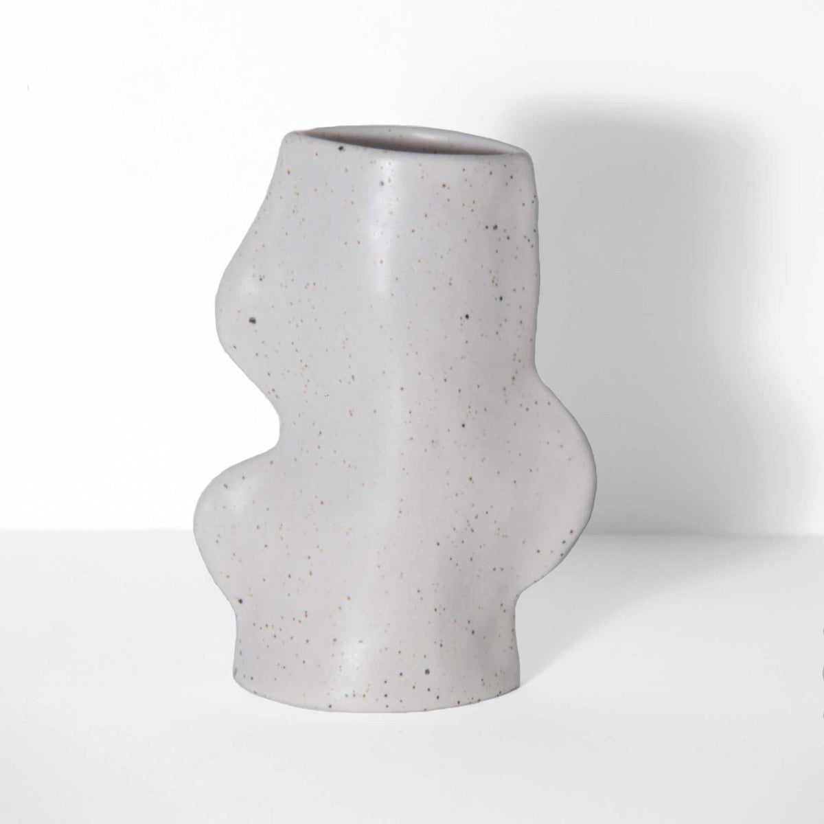 2. Studio shot of Fluxo Ceramic Vase in white, highlighting handcrafted design and flowing lines