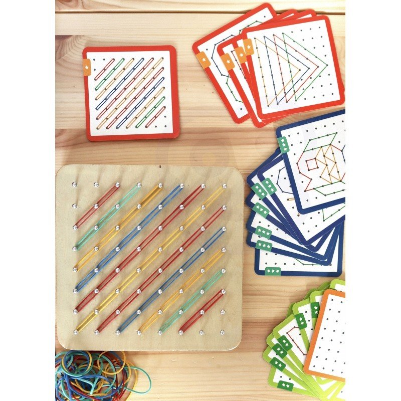 1. Top view of Woopie Green Geoplan set with wooden board, colorful rubber bands, and pattern cards on wooden surface