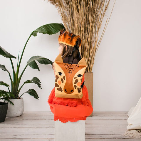 3. Child with Muni giraffe backpack, emphasizing orange polyester bottom and beige straps