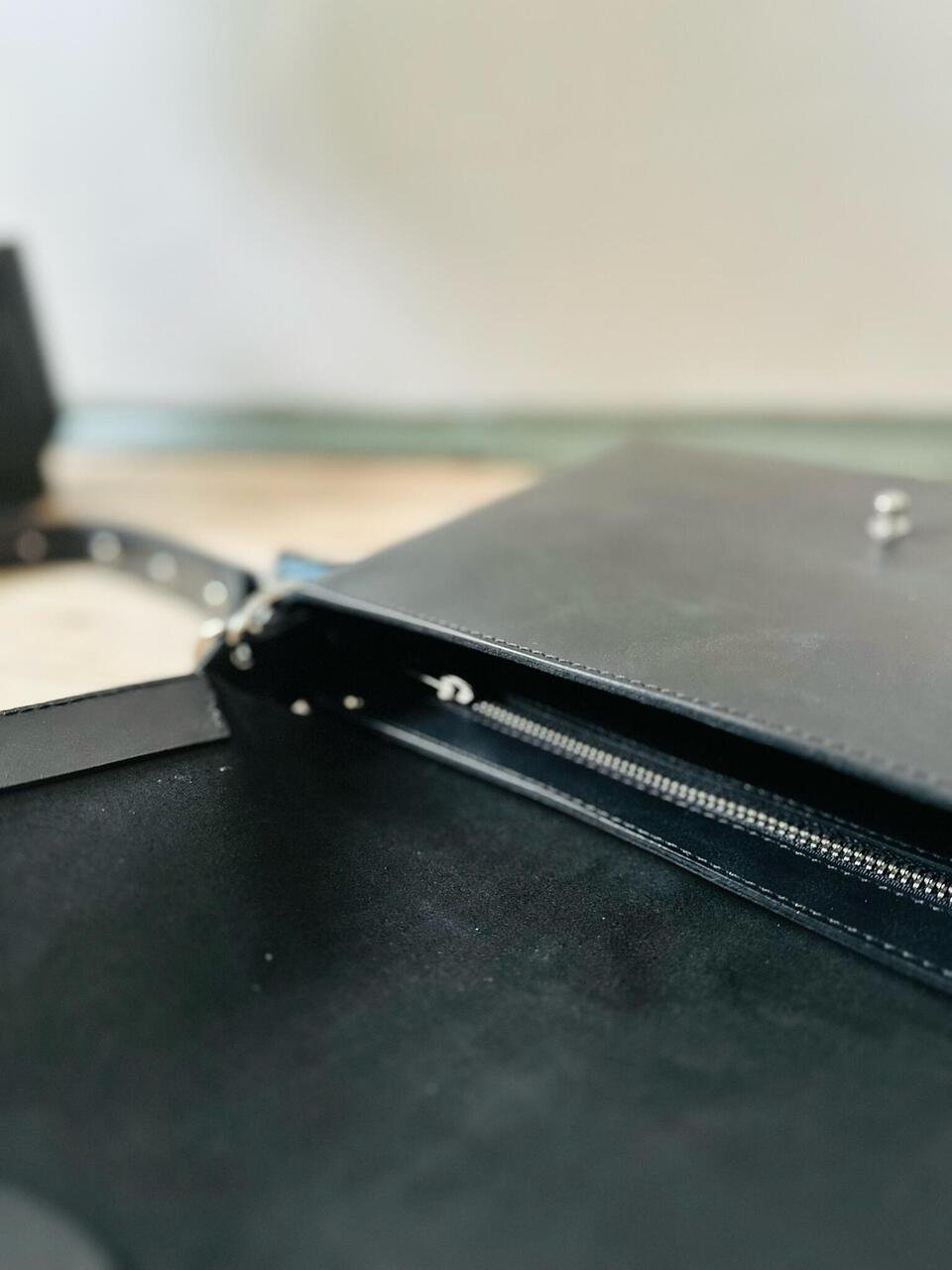 3. Close-up of eleriinseim KOKUKA crossbody leather bag showing zippered compartment