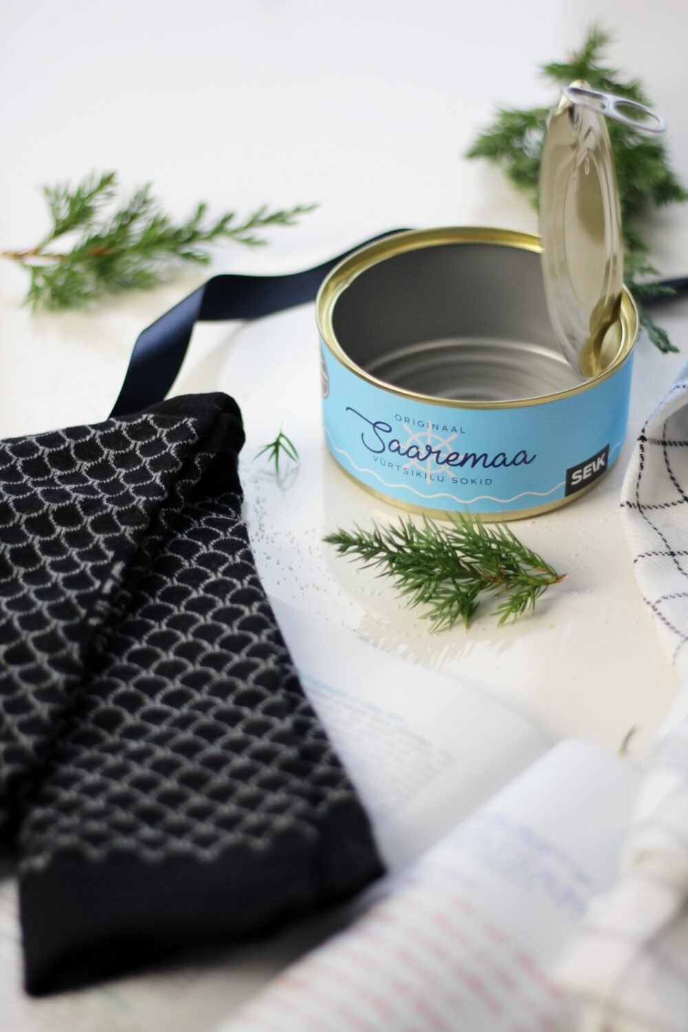 8. Saaremaa Vürtsikilu Socks displayed with open tin, showing black pattern and SEIK branding