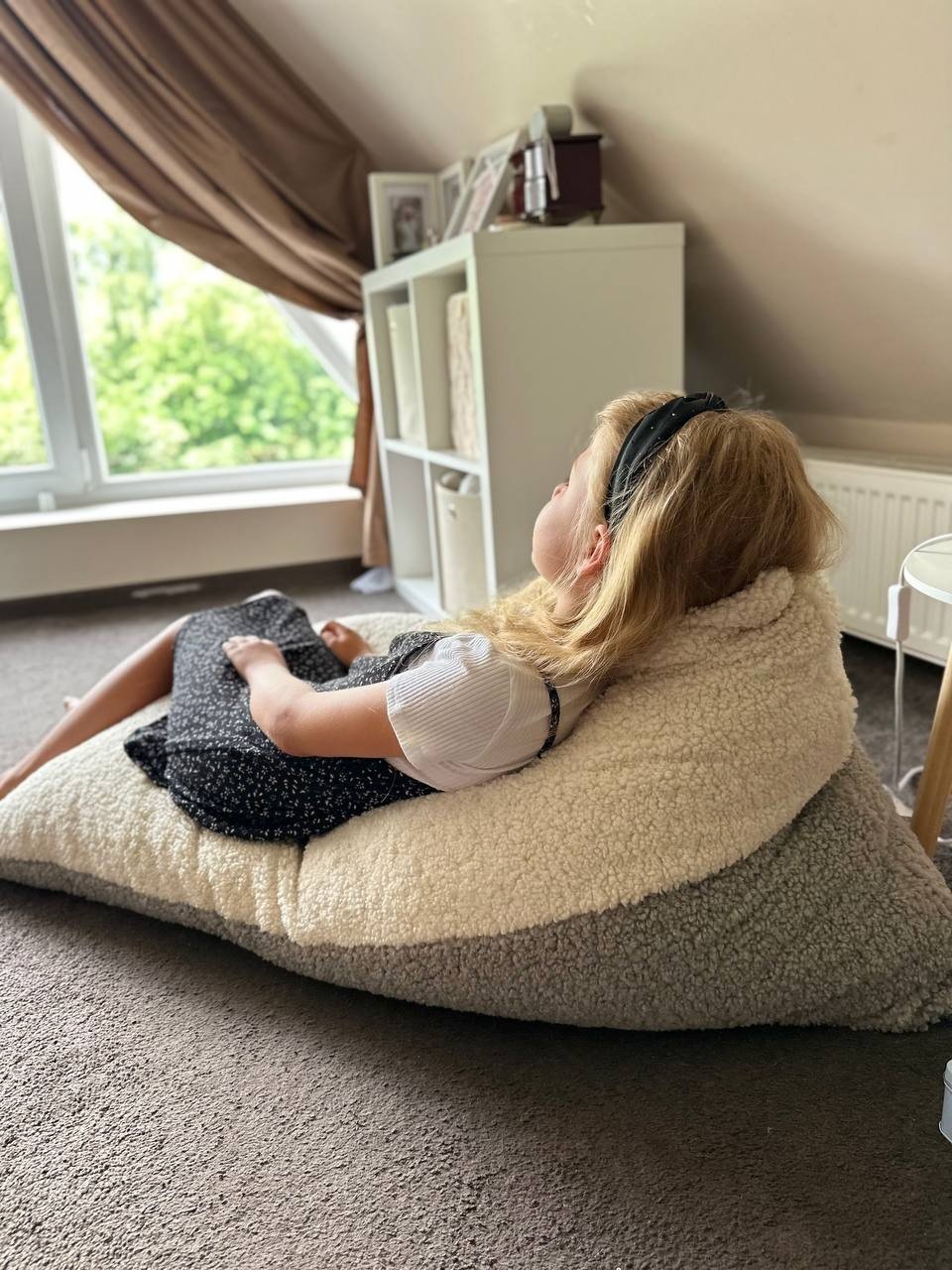 1. Two girls reading on Luula Kids Bean Bag Chair in two-tone sherpa, in a cozy room