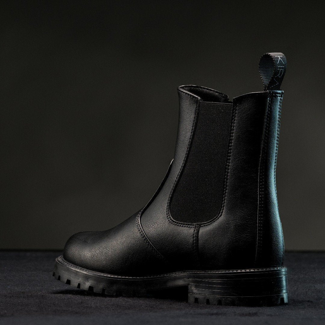 4. Studio image of KIRA 3.0 Chelsea Boots in black, highlighting back view and pull tab
