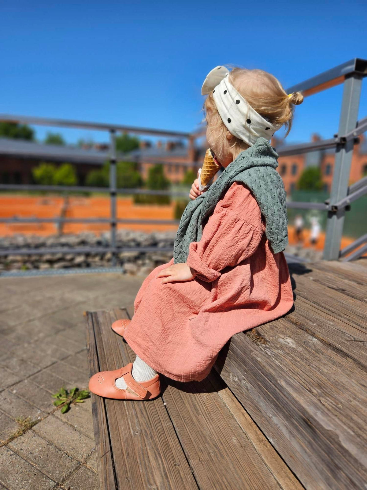 2. Child enjoying ice cream while wearing Omaking Mutsu coral slippers on steps