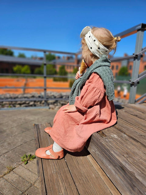 2. Child enjoying ice cream while wearing Omaking Mutsu coral slippers on steps