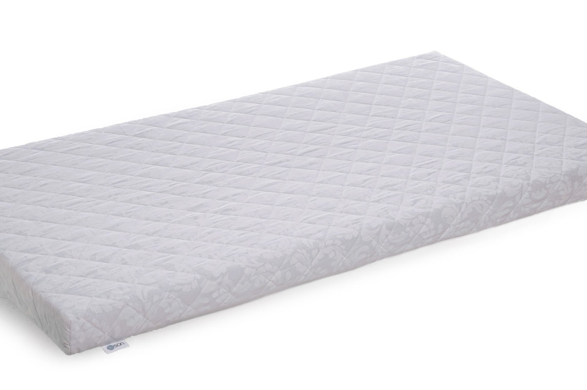 3. Side view of KOTTO Dreemsy crib mattress showing quilted jacquard cover