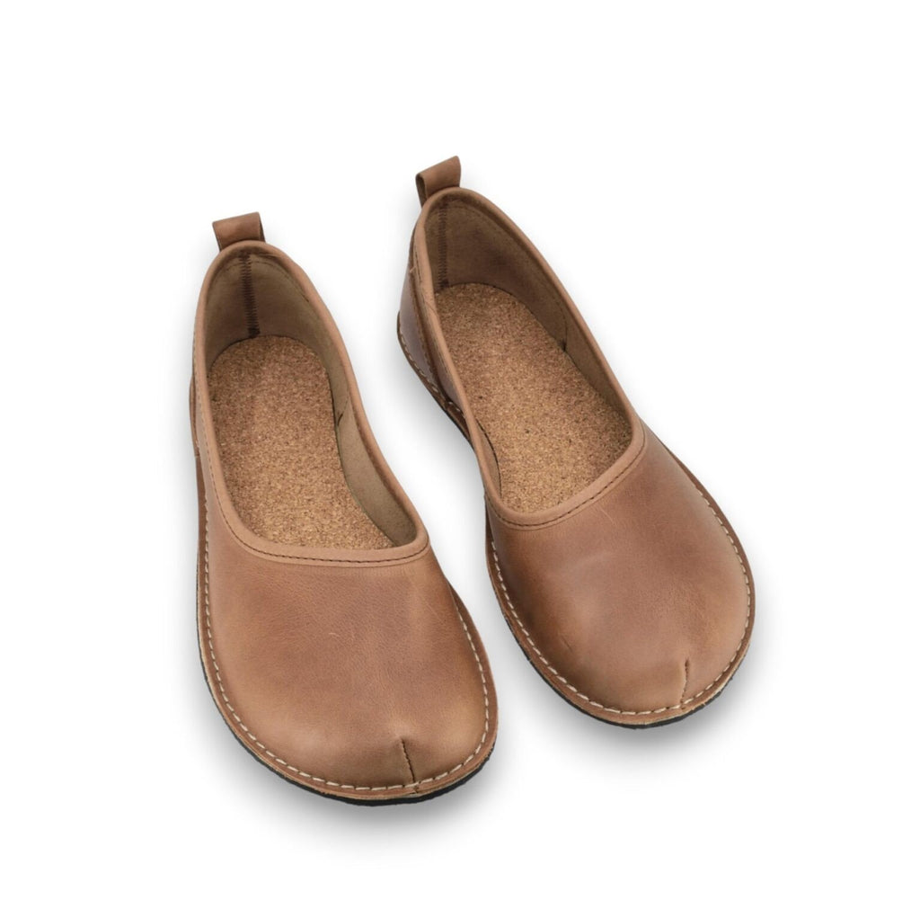 2. Top view of OmaKing Kuutsid Shoes Wide in brown, highlighting wide toe design and cork insole