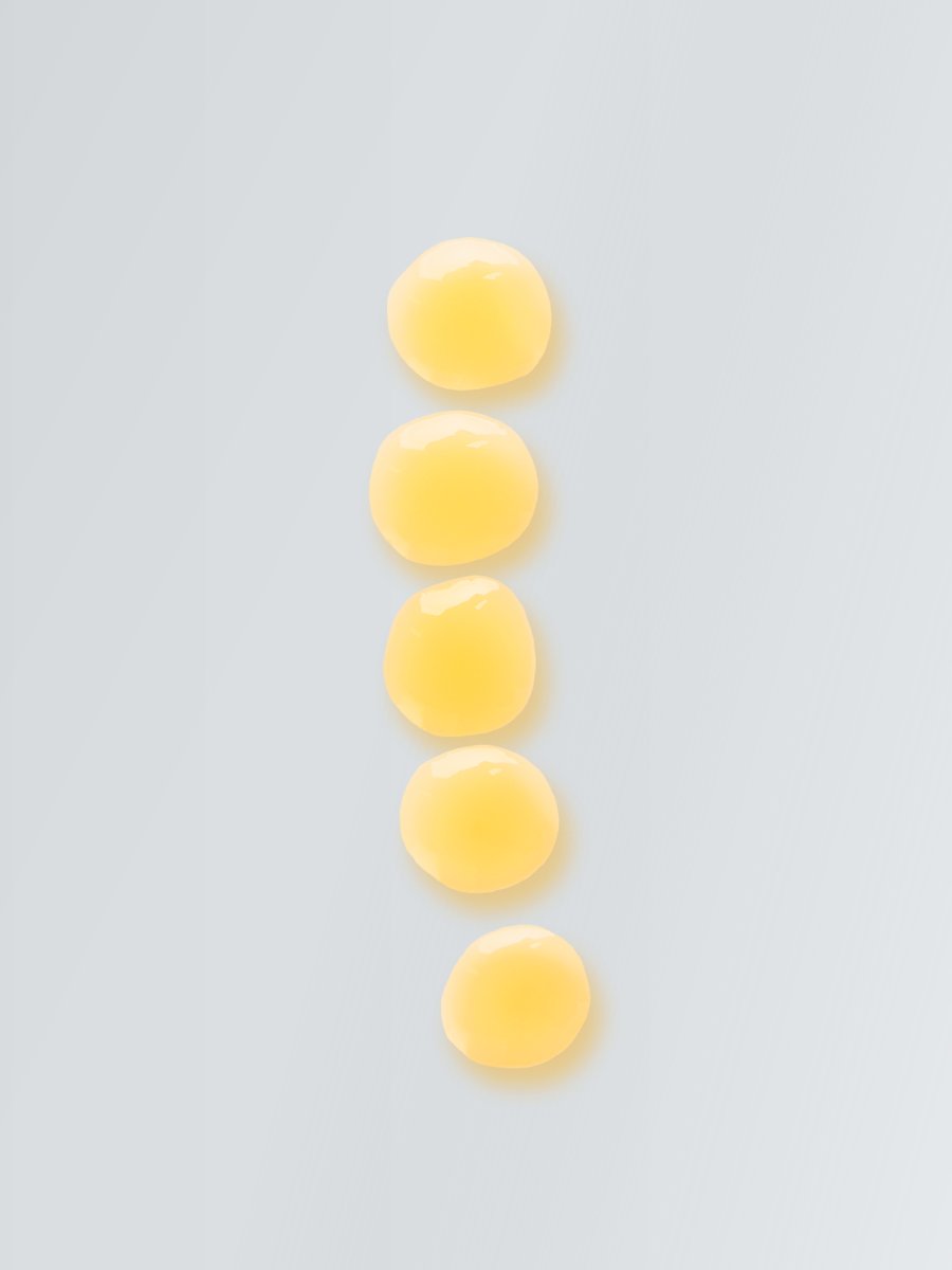 6. Close-up of Magrada Organic Cosmetics Lavender Body Oil with Vitamin E, showing texture and consistency