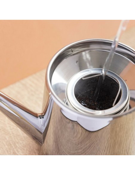 5. Close-up of La Cafetière jug with infuser being filled with water, showing interior mesh filter