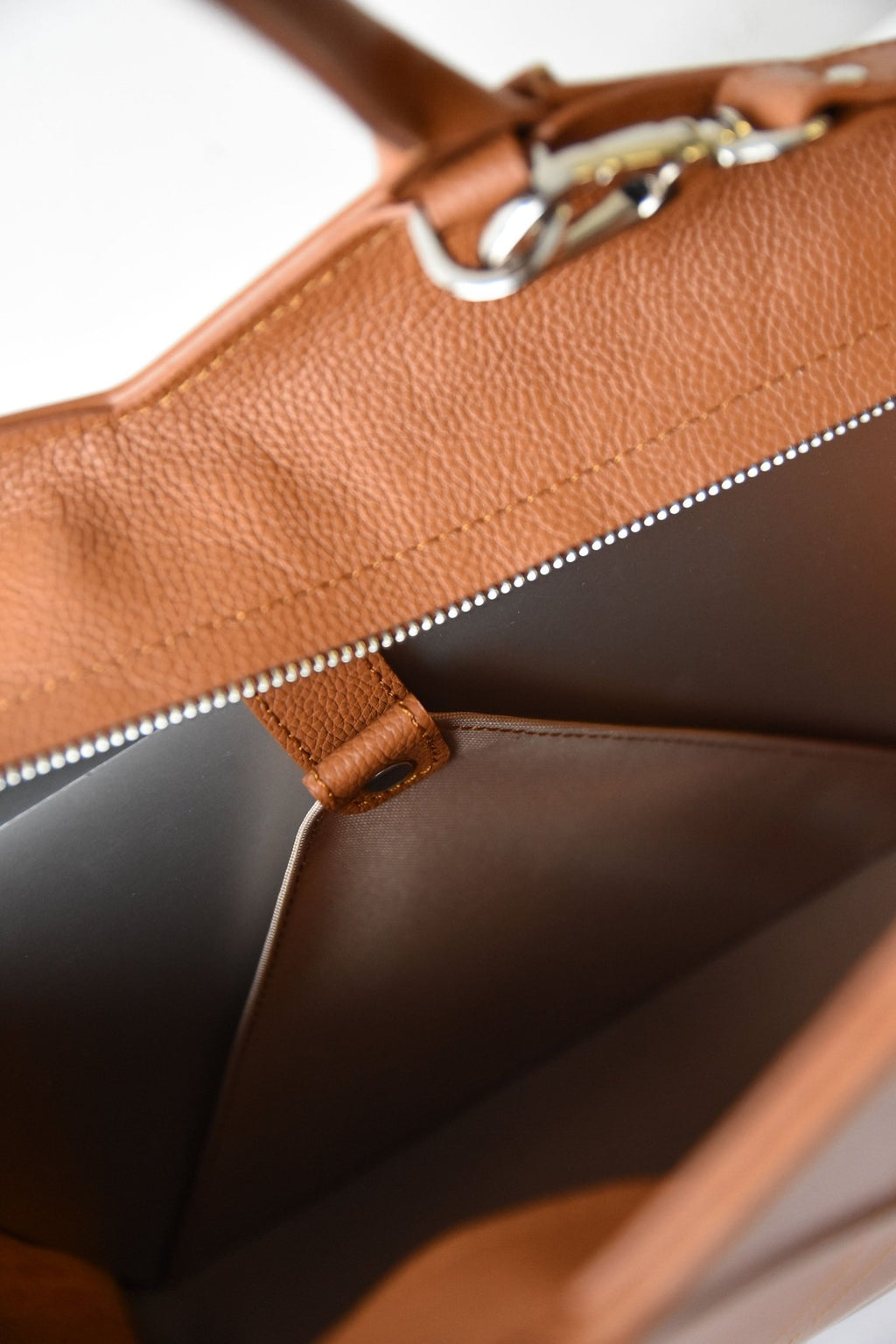 10. Close-up of the inner zipper pocket of Gerda Retter Design Leather Handbag Nova in caramel brown