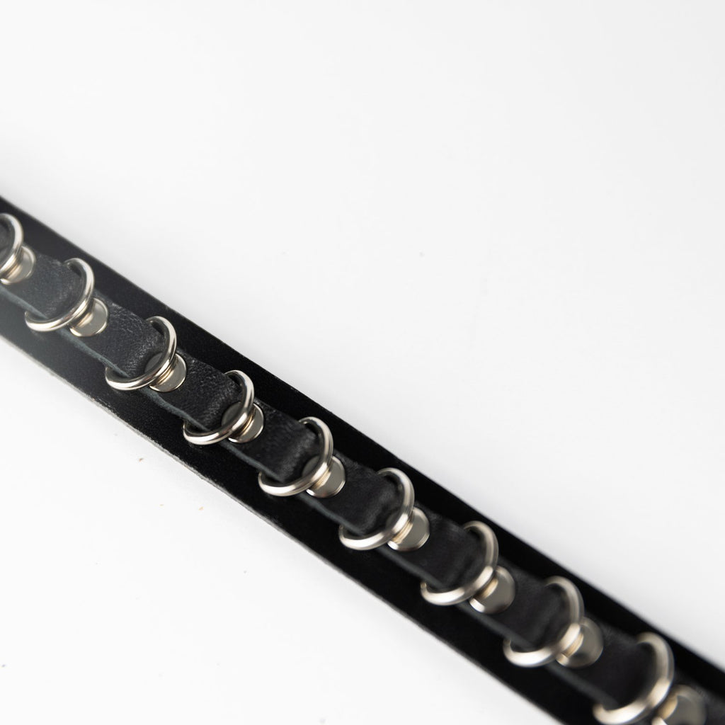 4. Close-up of black leather chain strap for PYKOK Handbag Lila Maxi