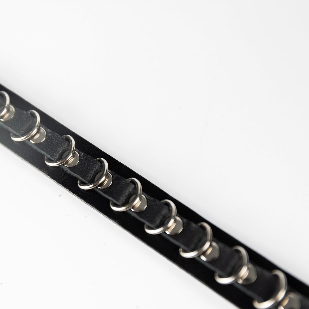 4. Close-up of black leather chain strap for PYKOK Handbag Lila Maxi