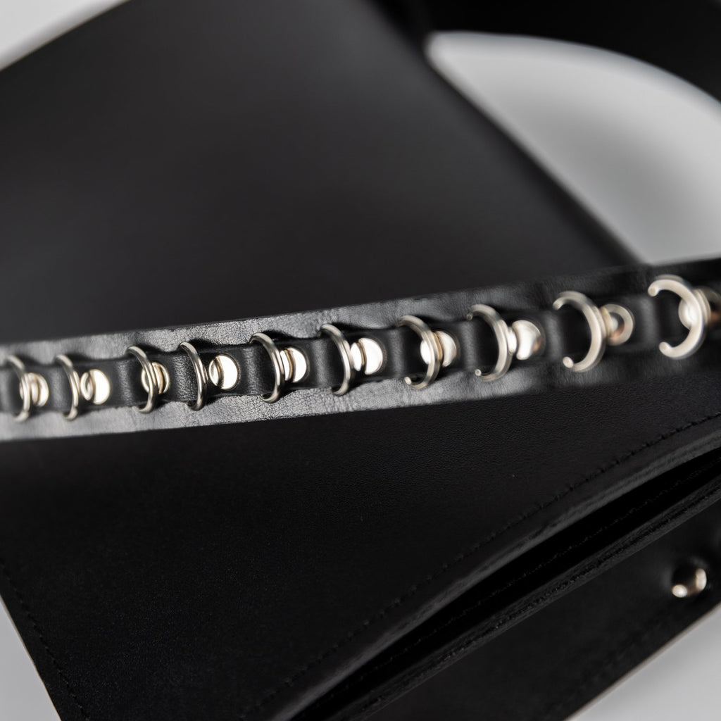 6. Close-up of chain strap attached to PYKOK Handbag Lila Maxi in black leather