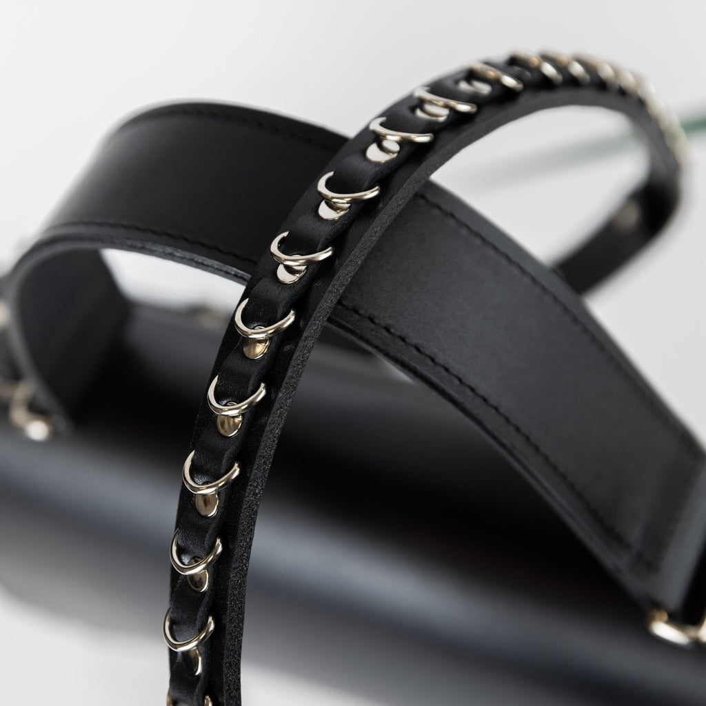 2. Close-up of PYKOK Handbag Lila Maxi chain strap detail in black leather