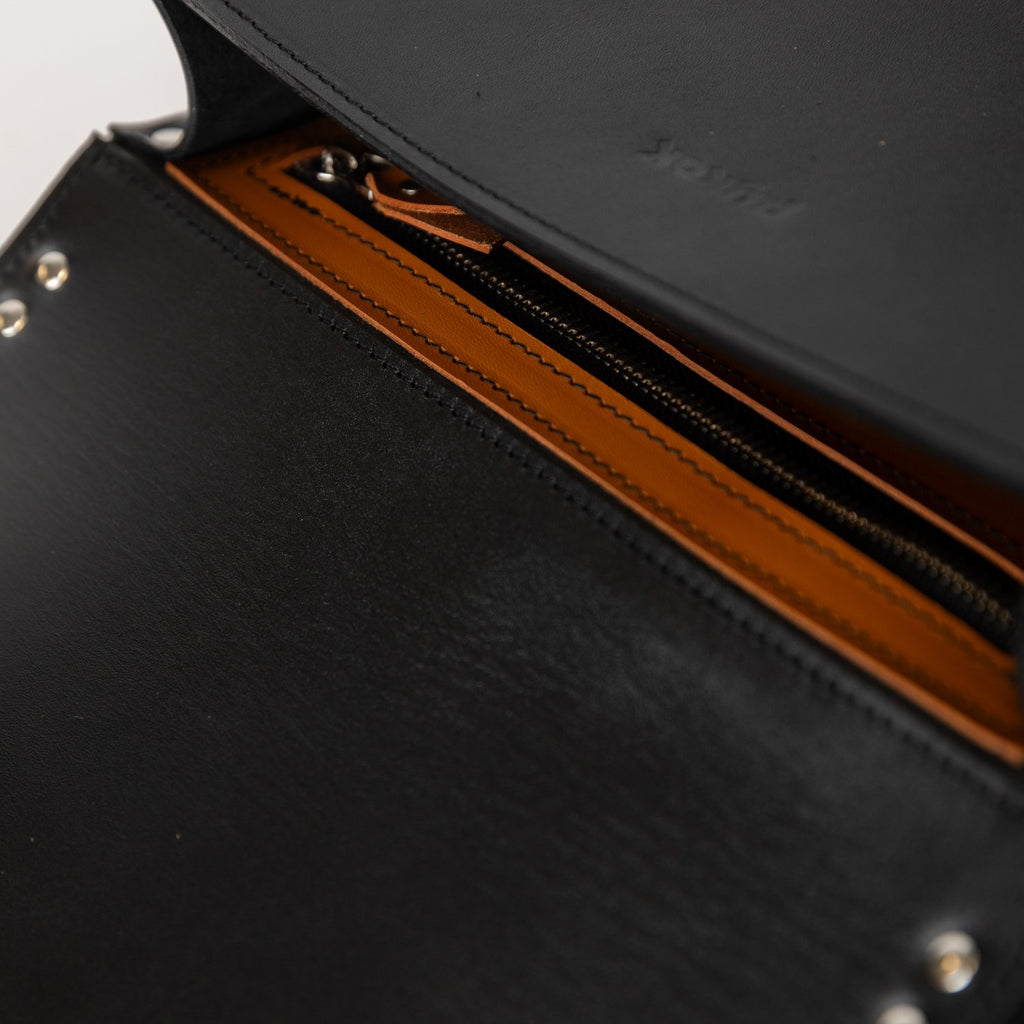 3. Interior view of PYKOK Handbag Lila Maxi showing colored leather lining and zipped pocket