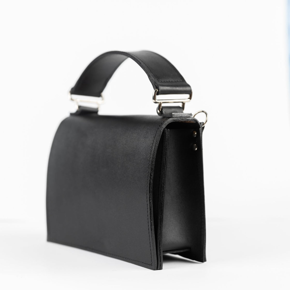 1. PYKOK Handbag Lila Maxi in black leather with adjustable strap, shown in studio setting