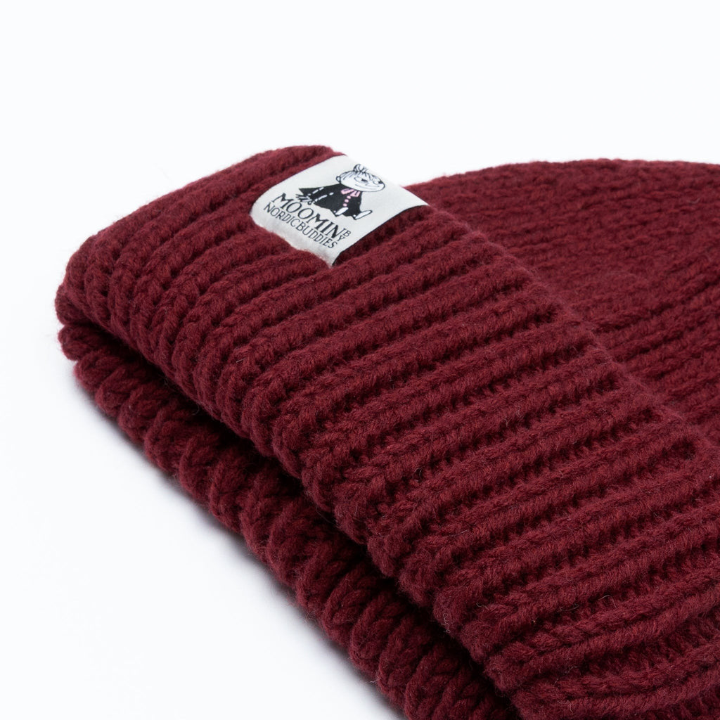 3. Close-up of burgundy chunky beanie showing Moomin NordicBuddies logo on ribbed fabric