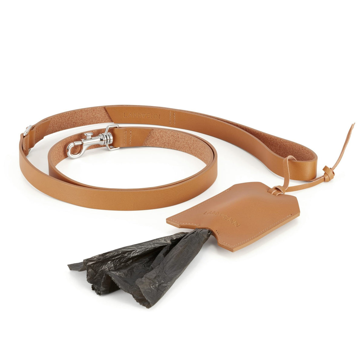 2. Studio shot of Labbvenn Lussa camel leather leash and Saku bag dispenser with metal clasp and black bags on white background
