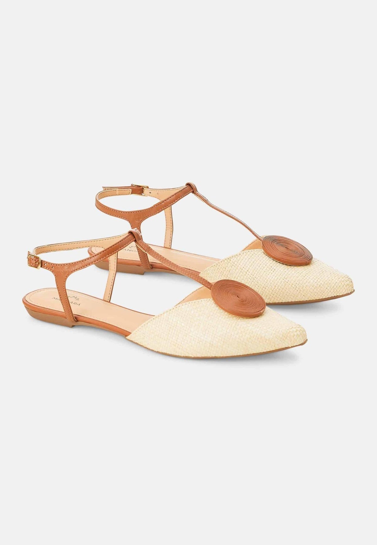 8. Top view of Mangará Acerola women's sandals in natural color with brown accents, showing pointed toe