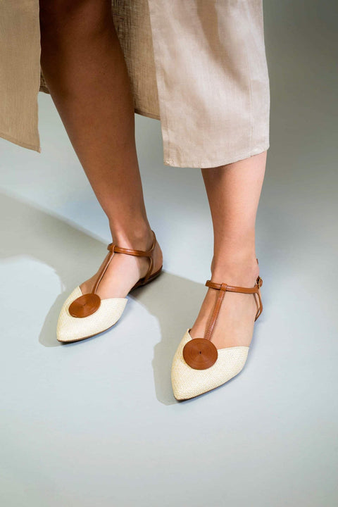 4. Studio shot of Mangará Acerola women's sandals in natural color with brown accents, side view