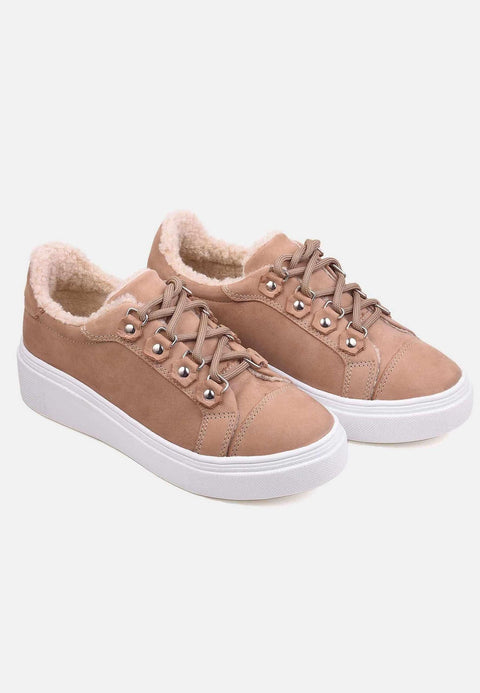 2. Pair of women's Mangará Araucaria warm sneakers in beige suede, showing front and side view in studio