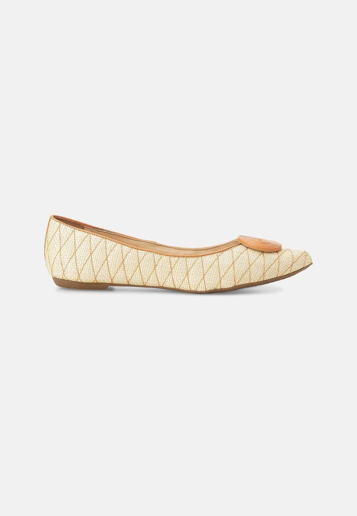 6. Studio shot of Mangará Coroba Ballerinas in raffia fabric with leather upper, side view