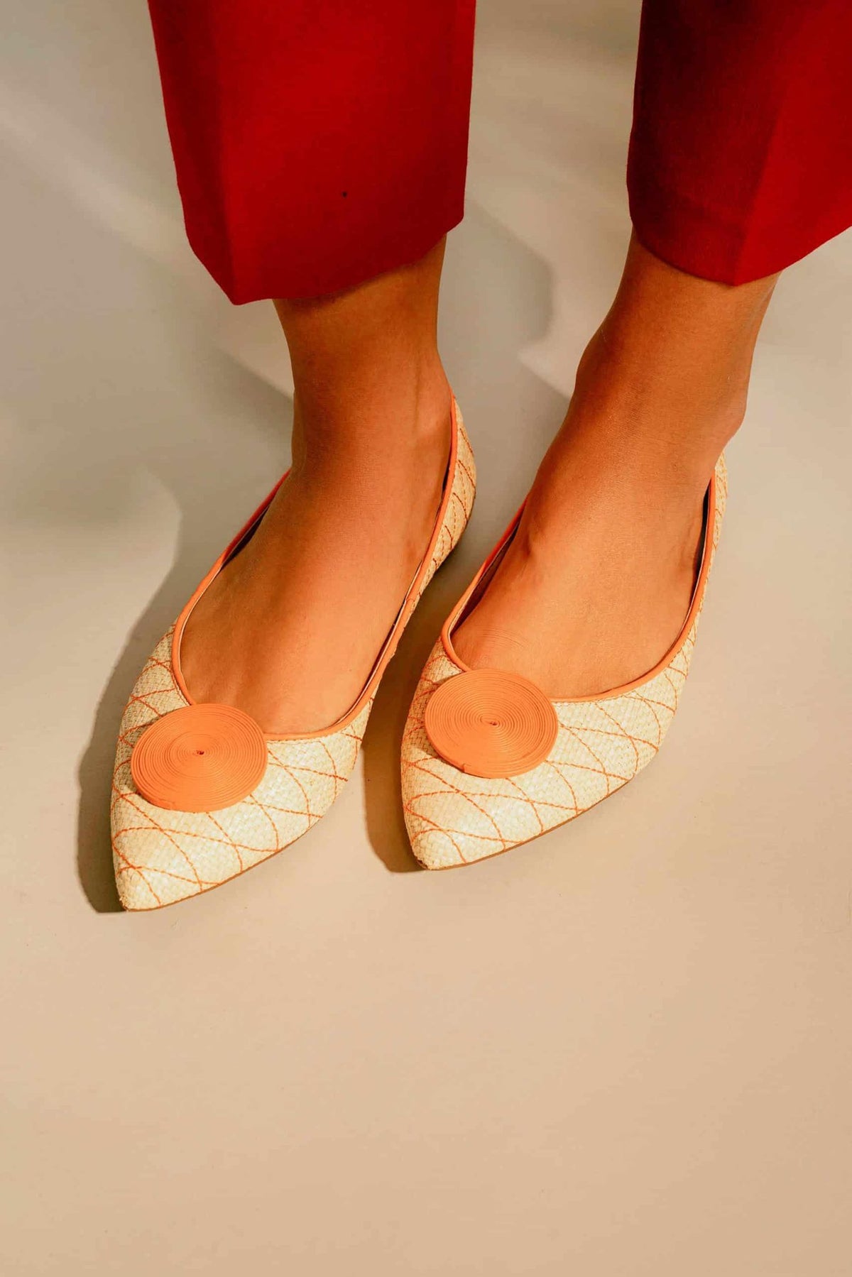4. Close-up of Mangará Coroba Ballerinas with red pants, highlighting pointed-toe design