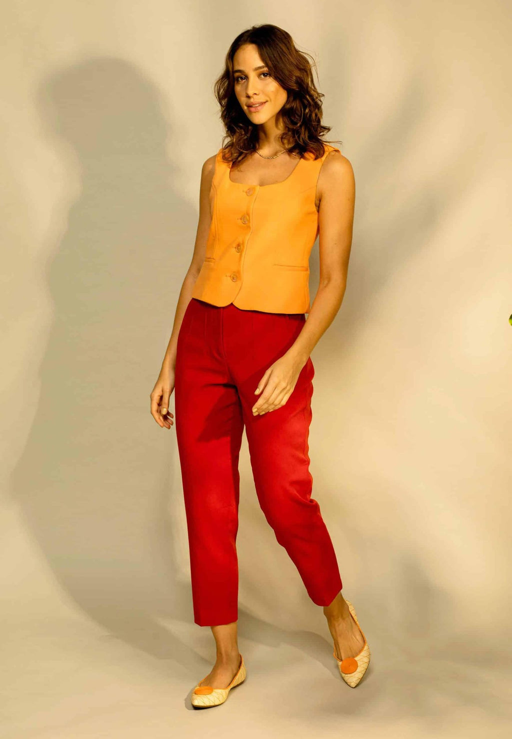 1. Woman wearing Mangará Coroba Ballerinas with red pants and orange top, showcasing summer style