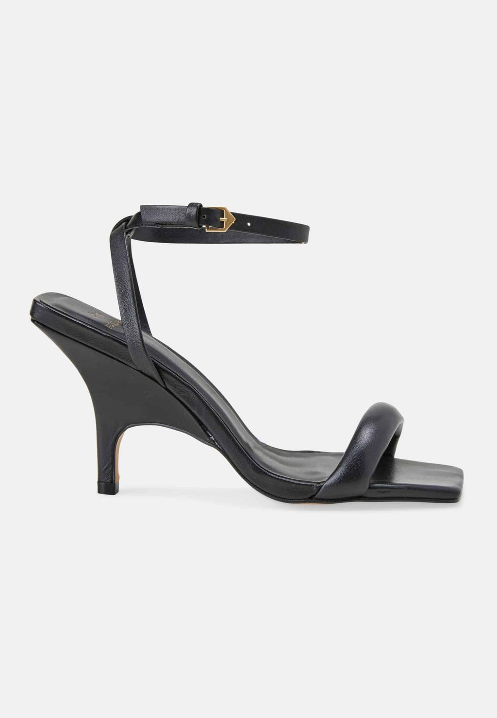 6. Side view of Mangará Cortiça black high heel sandal with stiletto heel and open toe