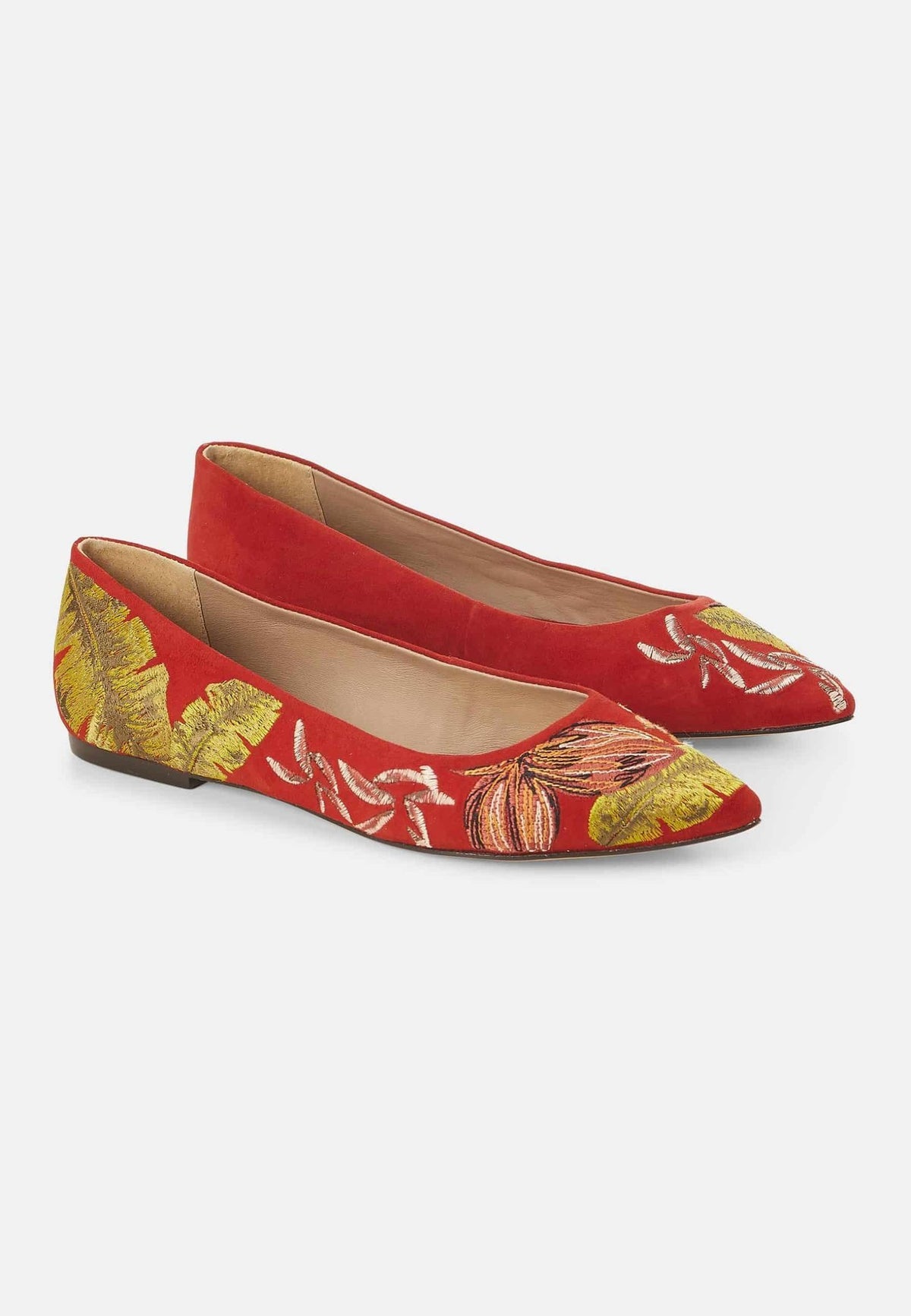 7. Top view of Mangará Pindaiva Ballerinas in red suede with floral embroidery, showing pointed toe design