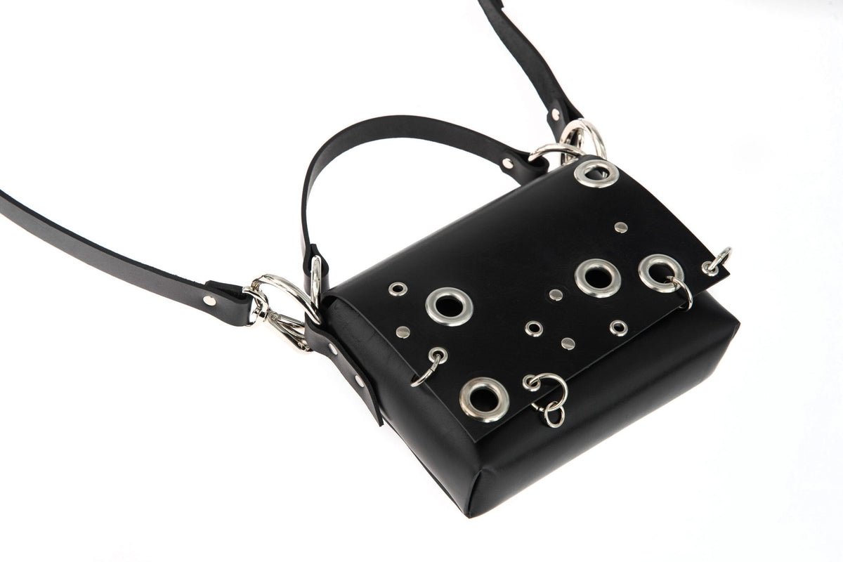 7. Close-up of PYKOK Handbag Mia, highlighting top grain leather and metal details