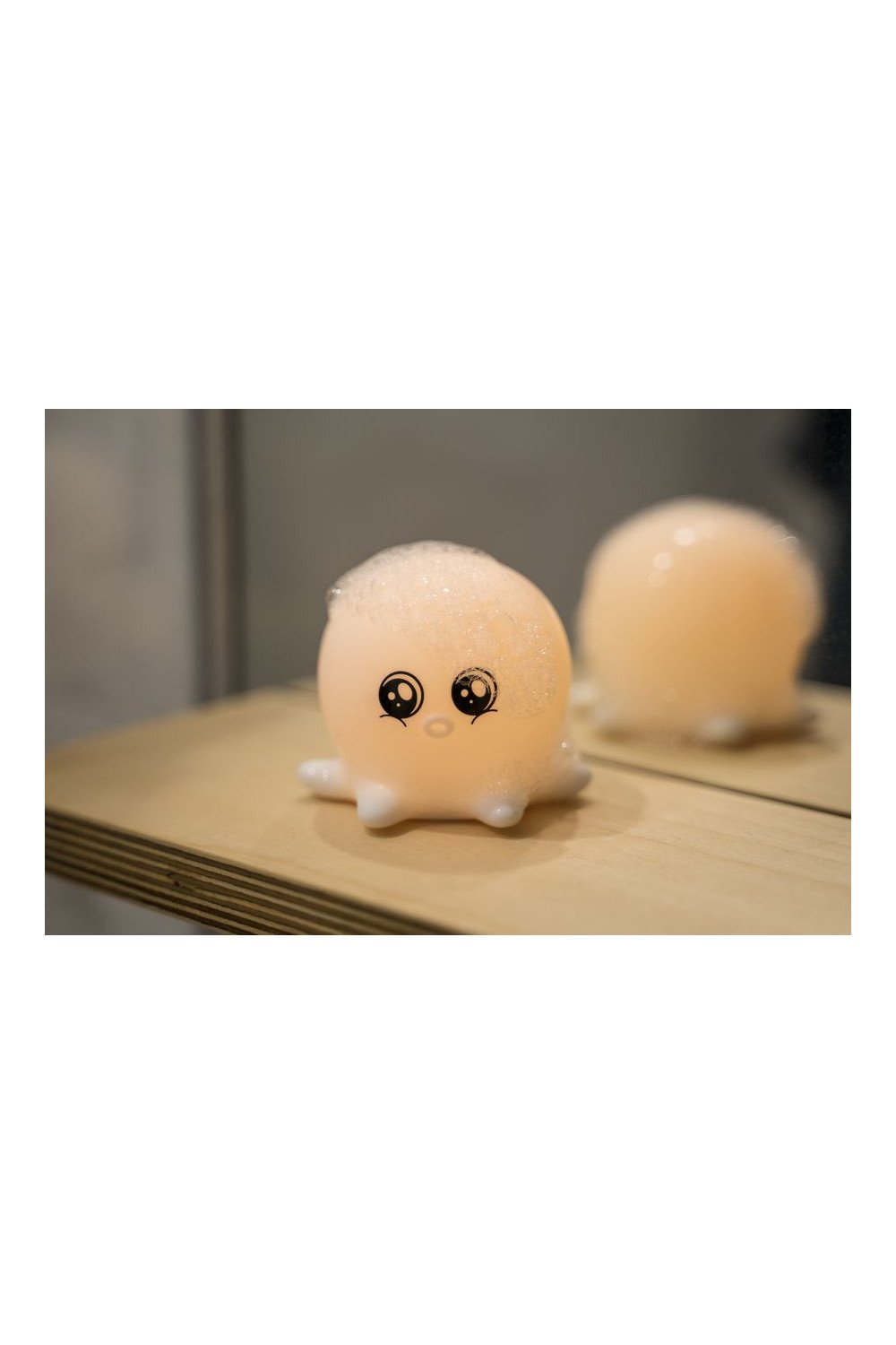 6. Close-up of octopus shaped silicone lamp with bubbles on wooden surface