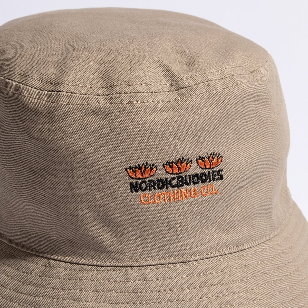 2. Close-up of NordicBuddies logo on beige Moomin Jungle bucket hat