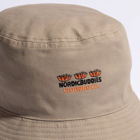 2. Close-up of NordicBuddies logo on beige Moomin Jungle bucket hat