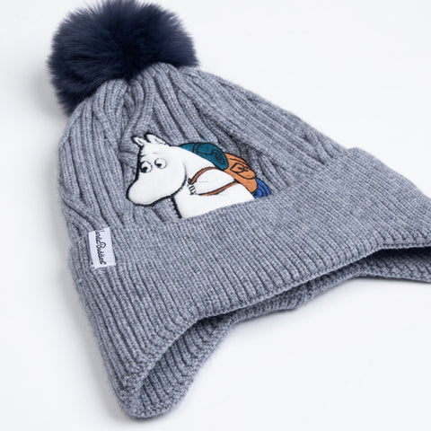 2. Side view of kids' grey Moomintroll beanie with pom-pom and Moomin patch, highlighting ribbed texture and NordicBuddies label