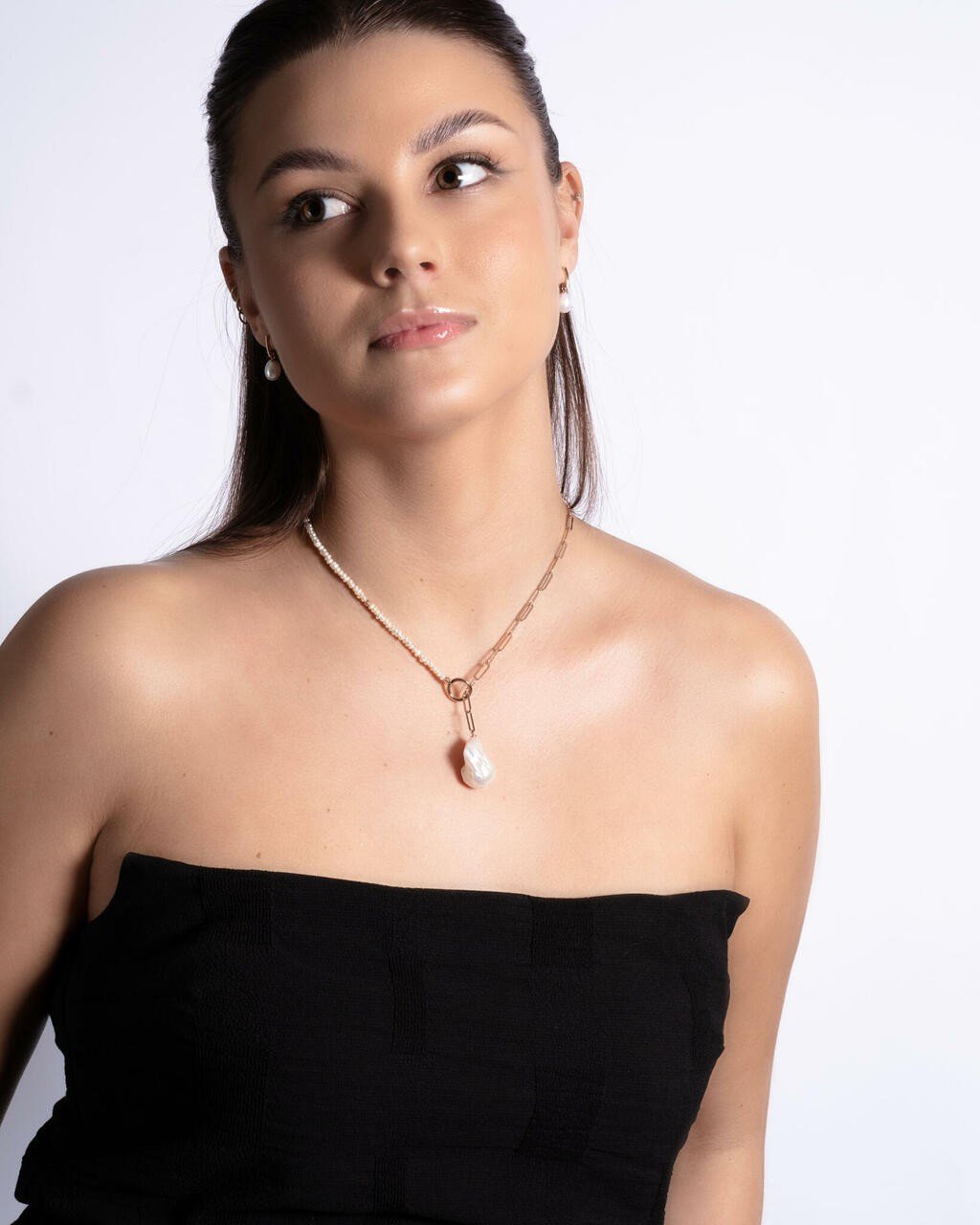 1. Woman wearing MyaMoon Mother-Pearl Choker with rose gold plated chain, showcasing Nordic minimalism and elegance