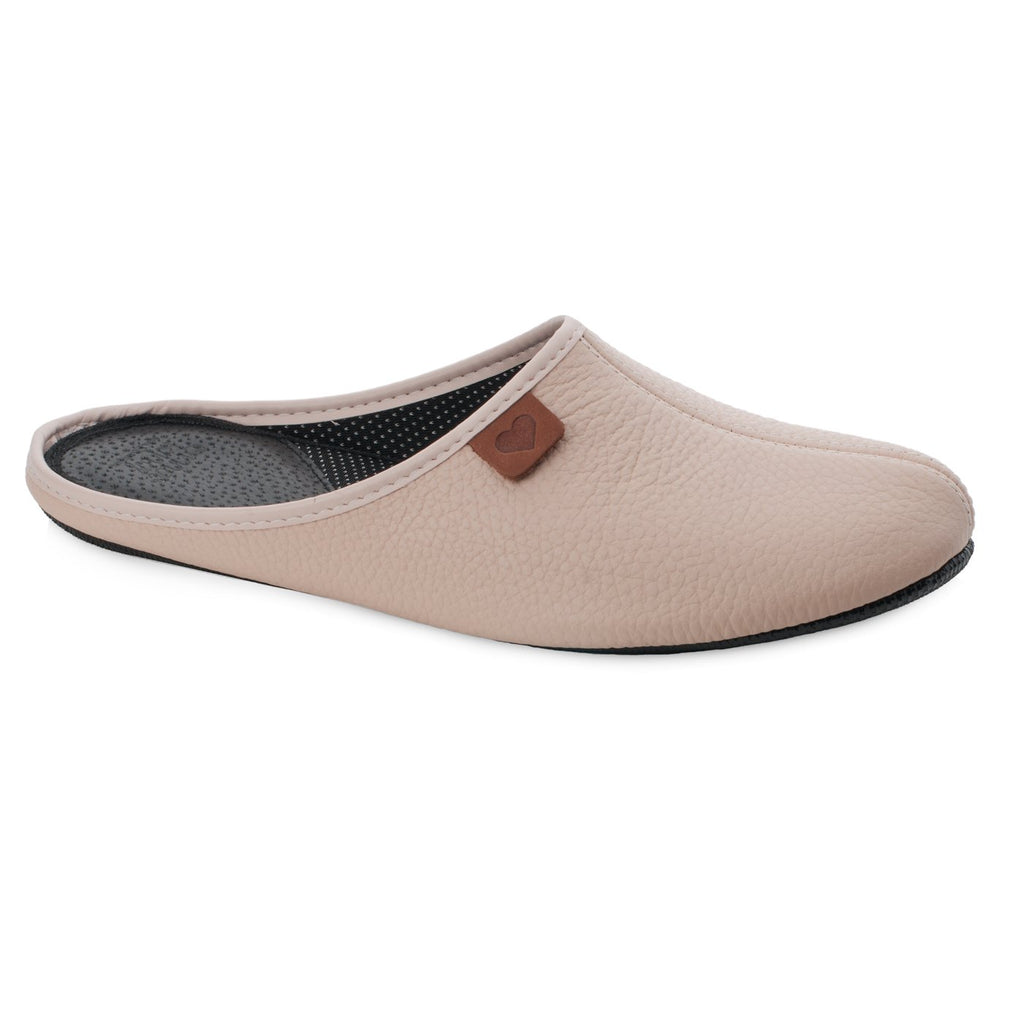 3. Studio shot of a single beige leather slipper Sänna by Omaking, highlighting smooth leather upper and black rubber outsole
